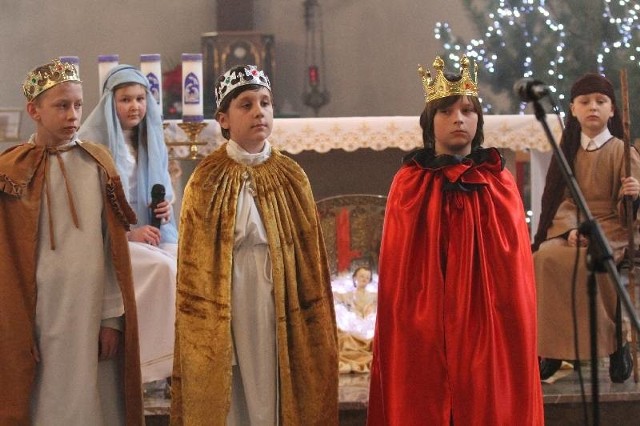 Zespół ze Szkoły Podstawowej w Polichnie jako Święta Rodzina i Trzej Królowie.
