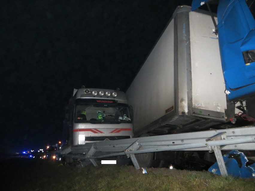 Wypadek na autostradzie A1 w Kopytkowie. Zderzyły się trzy ciężarówki [ZDJĘCIA]