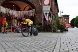 Tour de Pologne w Katowicach: Kibice na Nikiszowcu oglądali kolarzy, którzy zmagali się z kostką brukową ZDJĘCIA