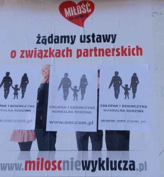 ONR zakleja plakaty gejów i lesbijek.