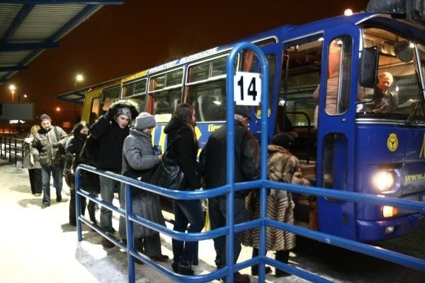 Wielu mieszkańców gminy Juchnowiec Kościelny codziennie dojeżdża do Białegostoku. Ale PKS zawiesił kilka połączeń, bo są nierentowne. Teraz ostatni autobus w kierunku Doktorc odjeżdża z Białegostoku około godz. 18.