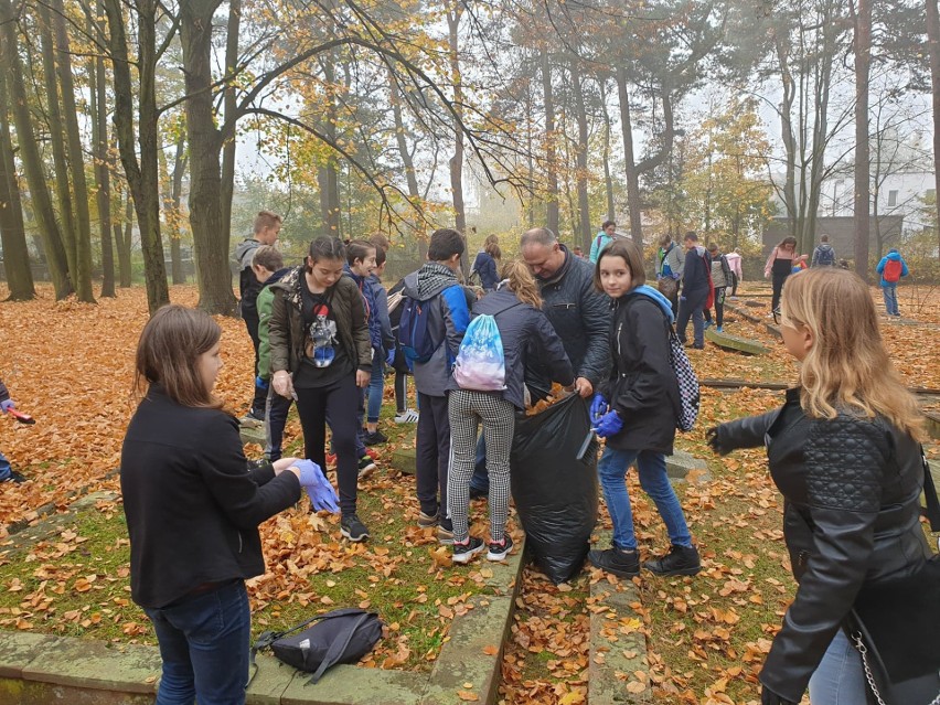 Poseł Adam Cyrański wraz z uczniami Szkoły Podstawowej numer 24 w Kielcach sprzątał groby poległych żołnierzy
