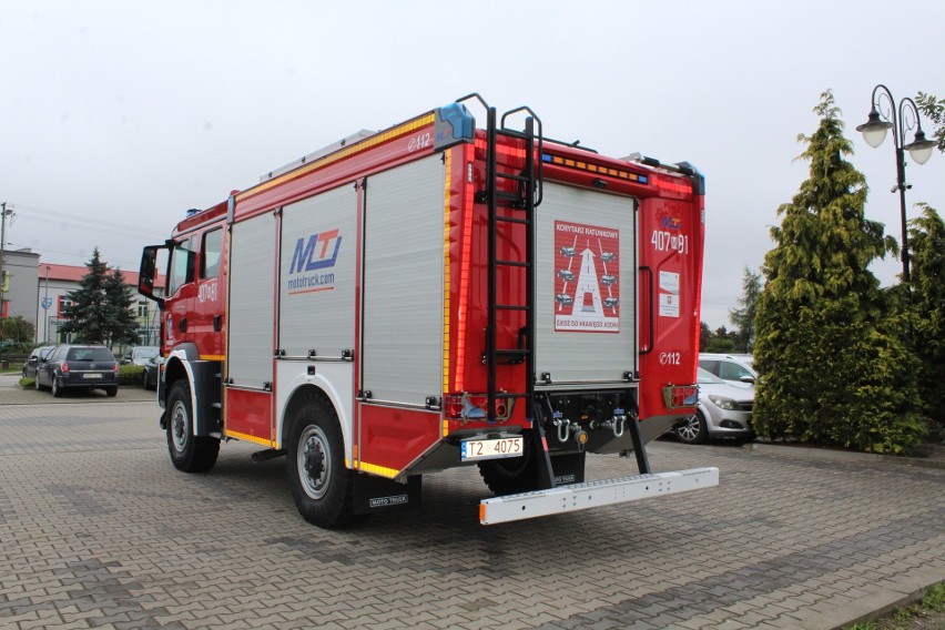 Druhowie Ochotniczej Straży Pożarnej w Pierzchni w gminie Stara Błotnica mają nowy samochód ratowniczo - gaśniczy (ZDJĘCIA)