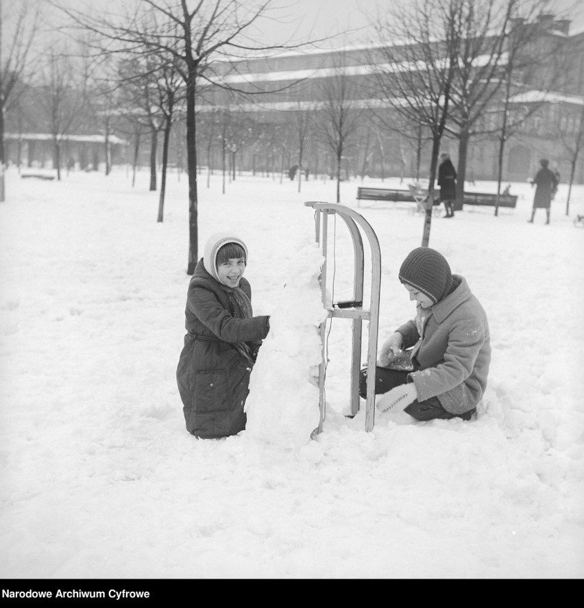 Zimowe zabawy dzieci w Parku Mirowskim w Warszawie 1978