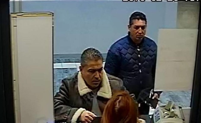 Kradzież w kantorze w Chojnicach. Policja publikuje zdjęcia i prosi o pomoc w schwytaniu oszustów