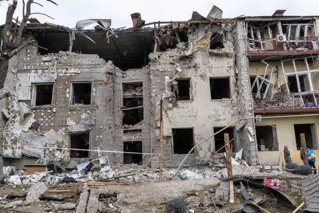 Rosjanie wciąż atakują cele cywilne na Ukrainie. Zrujnowany dom w Charkowie