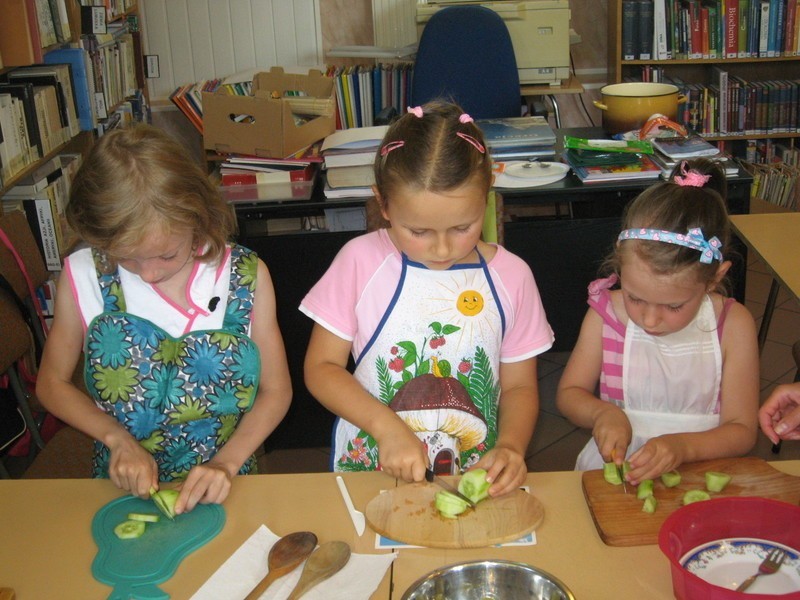 Dzieci robiły sałatkę grecką z serem feta i oliwkami.