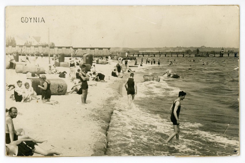 Plaża gdyńska na wysokości zbudowanych w 1925 roku Łazienek...