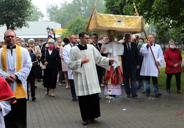 Według zaleceń Biskupa Diecezji Toruńskiej Wiesława Śmigla w parafiach procesje Bożego Ciała odbywają się wokół kościołów po każdej mszy świętej. Odwiedziliśmy parafię pw. św. Maksymiliana na grudziądzkim osiedlu Strzemięcin gdzie procesji przewodniczył proboszcz ks. Marek Borzyszkowski.