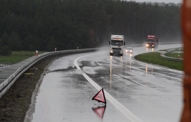 Feralny łuk drogi na obwodnicy Kielc w ciągu krajowej S 7. Przez jezdnię płynie woda &#8211; coś takiego nie prawa się dziać na drodze tej klasy. W ciągu doby cztery auta wpadły tu w poślizg.