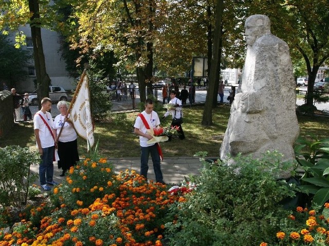 Delegaci z Czeladzi, Rud i Pszczyny złożyli hołd "Dobremu Doktorowi&#8221; składając kwiaty przed jego pomnikiem przy gimnazjum nr 3 w Kielcach.