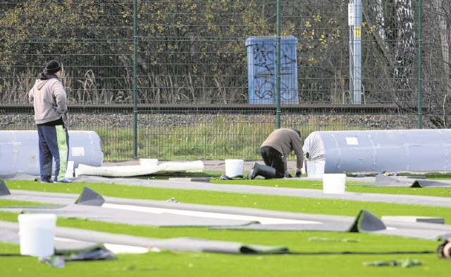 Tylko firma odpowiedzialna za wykonanie pierwszego etapu inwestycji zmieściła się w terminie wyznaczonym na ubiegły rok. Dzięki sprzyjającej pogodzie, na początku grudnia boisko było gotowe