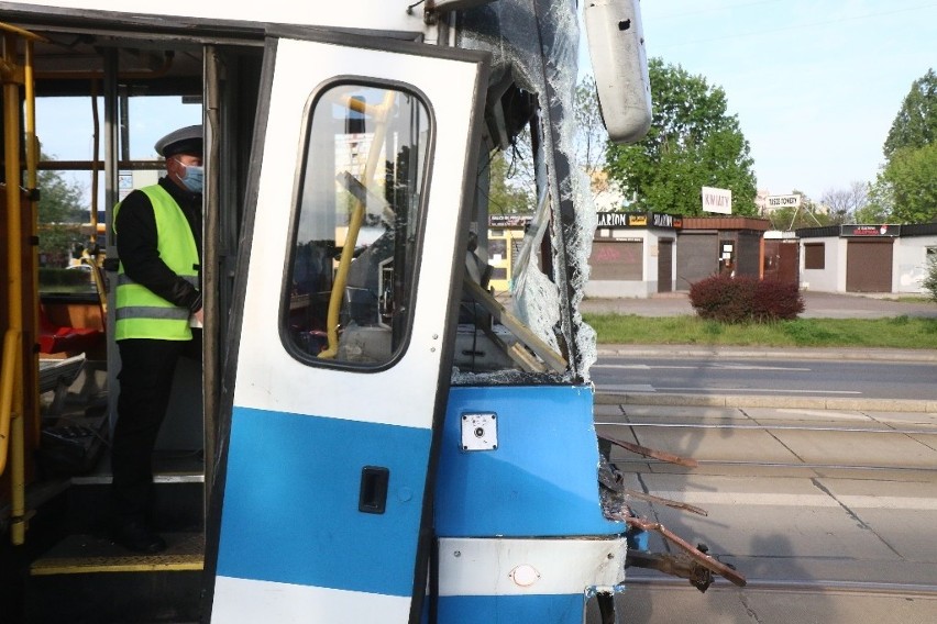 Awaryjny przejazd zniszczonych w wypadku tramwajów do...