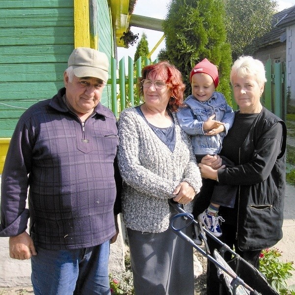 Obawiamy się o nasze bezpieczeństwo - mówią mieszkańcy Nowodworc (od lewej): Mirosław Arciszewski, Walentyna Domanowska z wnukiem Adasiem i Danuta Dakowicz.