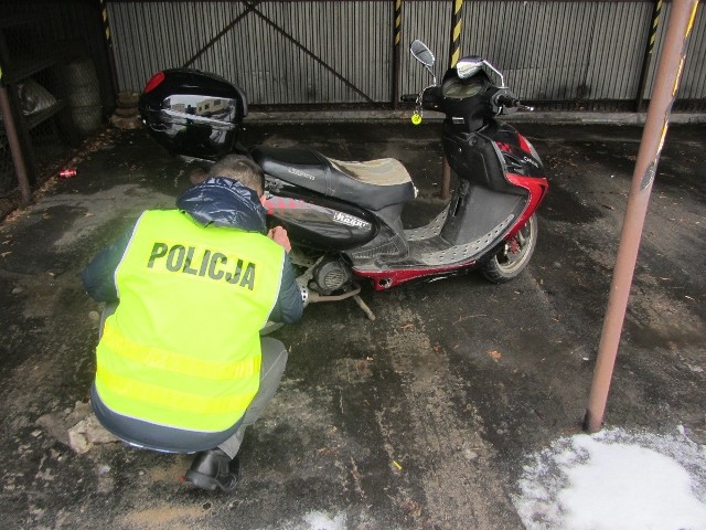Policjanci odzyskali motorower, który ukryli sprawcy.