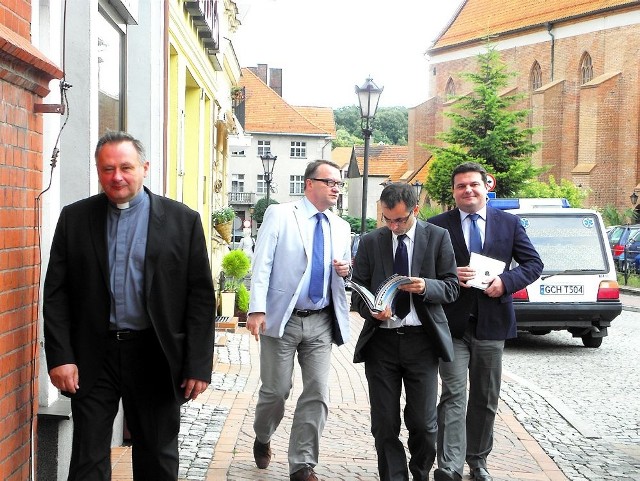 Tuż przed spotkaniem w ratuszu - od lewej ks. Jacek Dawidowski, poseł Marek Biernacki, Jan Szymański i wiceminister Paweł Orłowski