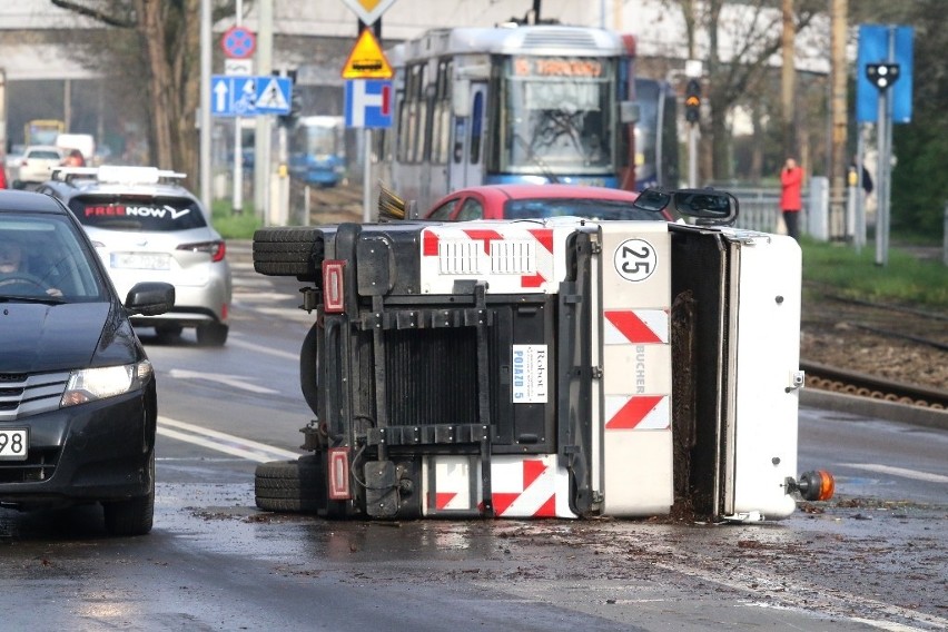 Wypadek przy zoo. Pojazd do zamiatania ulic wywrócił się na bok