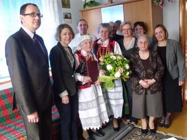 Uroczystość odbyła się w domu rodzinnym. Laureatka ma czworo dzieci i i 26 wnuków, prawnuków i praprawnuków.