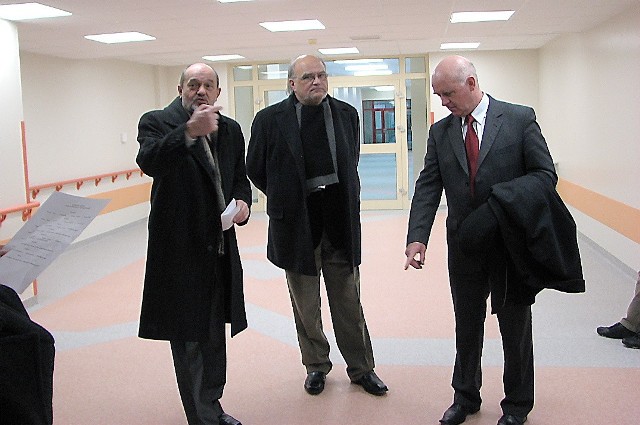 Marek Nowak (pierwszy z lewej) podczas otwarcia nowego, dużego szpitala w podgrudziądzkim Węgrowie. Z prawej Robert Malinowski, prezydent Grudziądza.