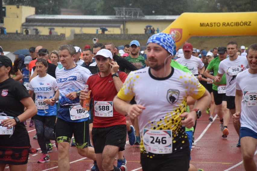 IV Rafako Półmaraton Racibórz: Kilkaset osób biegnie w strugach deszczu ZDJĘCIA