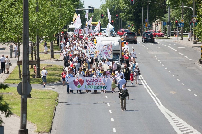 Kilkaset osób wzięło udział w IX Marszu dla Życia i Rodziny,...