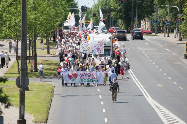 Kilkaset osób wzięło udział w IX Marszu dla Życia i Rodziny, który w niedzielę przeszedł ulicami Słupska.