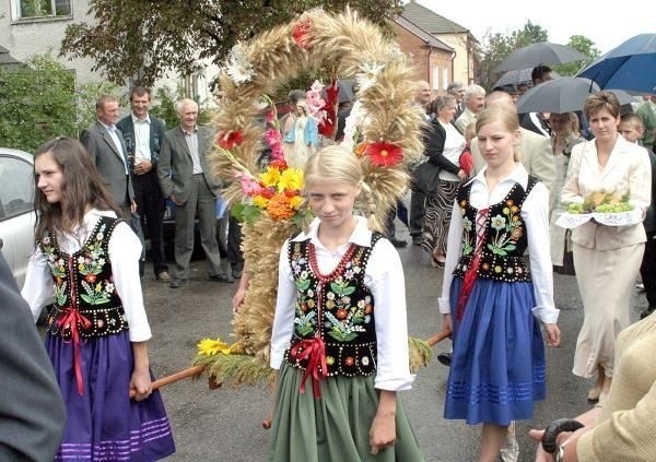 Przejście barwnego korowodu z kościoła na festyn