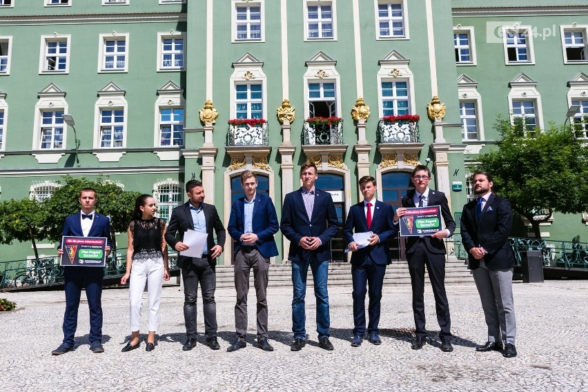 Chcą zmiany nazwy placu Adamowicza na plac Pogoni Szczecin. Pomysł poparło 2 tys. osób