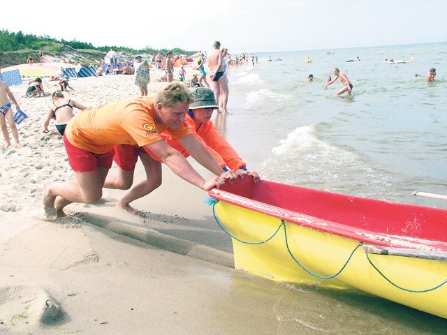 Opalaj się i kąp na plażach strzeżonych &#8211; radzą ratownicy. W sytuacjach kryzysowych swoje położenie możesz ustalić dzięki żółtym słupkom ustawionym na plażach regionu co 100 metrów. 