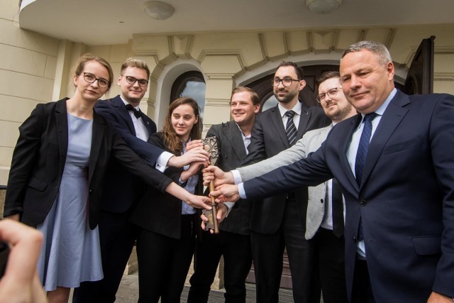 Prezydent Bydgoszczy Rafał Bruski przekazał klucze do bram miasta - znak to, ze juwenalia 2019 rozpoczęte!