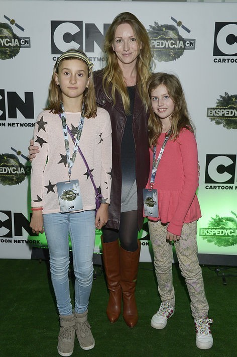Karina Kunkiewicz z córkami na premierze "Ekspedycji Cartoon...