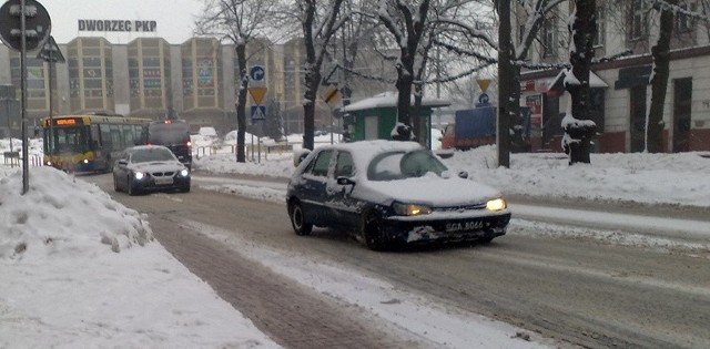 Drogi w Słupsku i w regionie są przejezdne, choć na niektórych są utrudnienia.