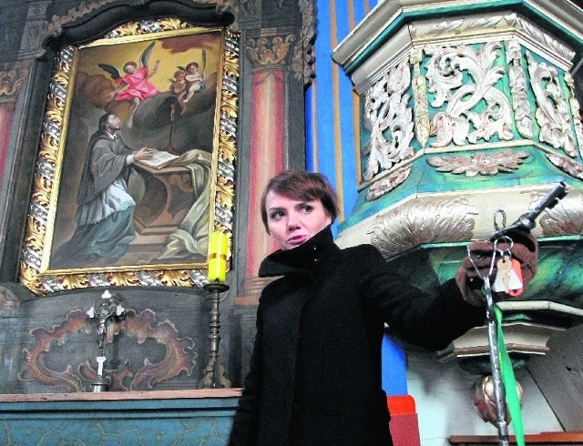 Po konserwacji boczne ołtarze w kościólku z Rogowa wyglądają zupełnie inaczej - mówi Wioletta Brzezińska z muzeum.