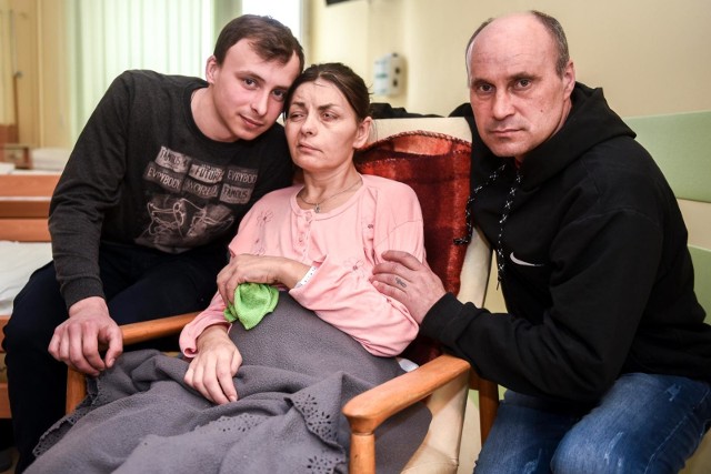 Oksana przyjechała pracować do Polski, żeby utrzymać swoją rodzinę. Teraz to jej bliscy muszą się nią opiekować, po tym jak w styczniu doznała udaru i została porzucona na ławce