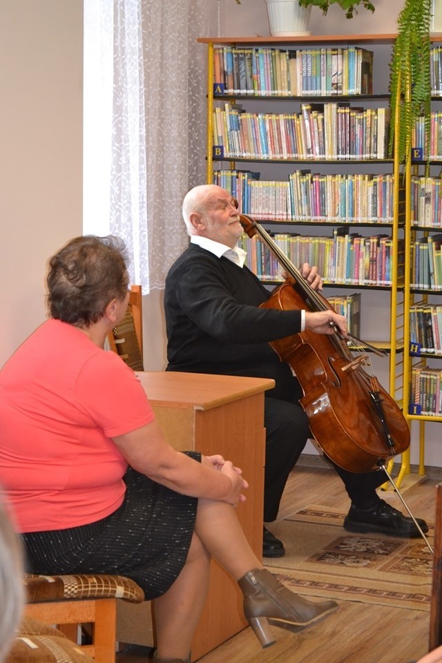Krasnosielc. Muzyka w bibliotece. Koncert wiolonczelisty Pawła Roka w bibliotece w Krasnosielcu 