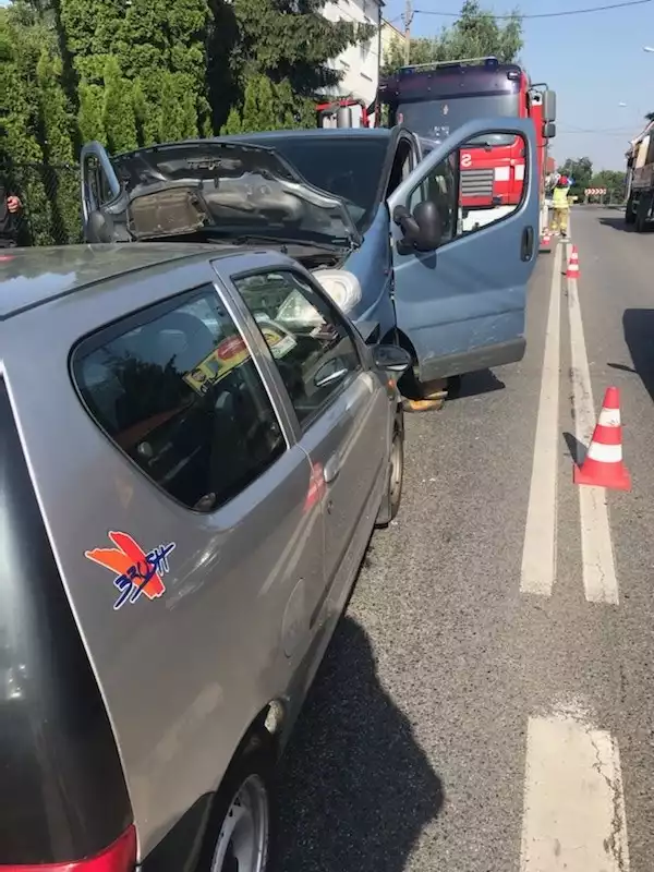 Na ulicy Gdowskiej w Wieliczce zderzyły się czołowo dwa samochody osobowe. Wypadek spowodował utrudnienia w ruchu na drodze wojewódzkiej 966 (trasa Wieliczka - Gdów - Tymowa)