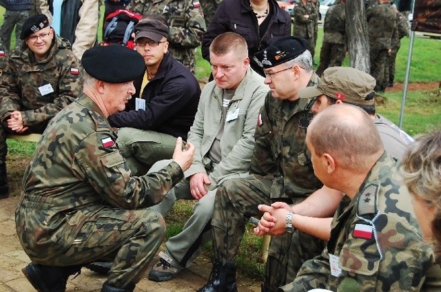 Żołnierze ze stowarzyszenia rozmawiają z dowódcą wojsk lądowych, gen. Waldemarem Skrzypczakiem.