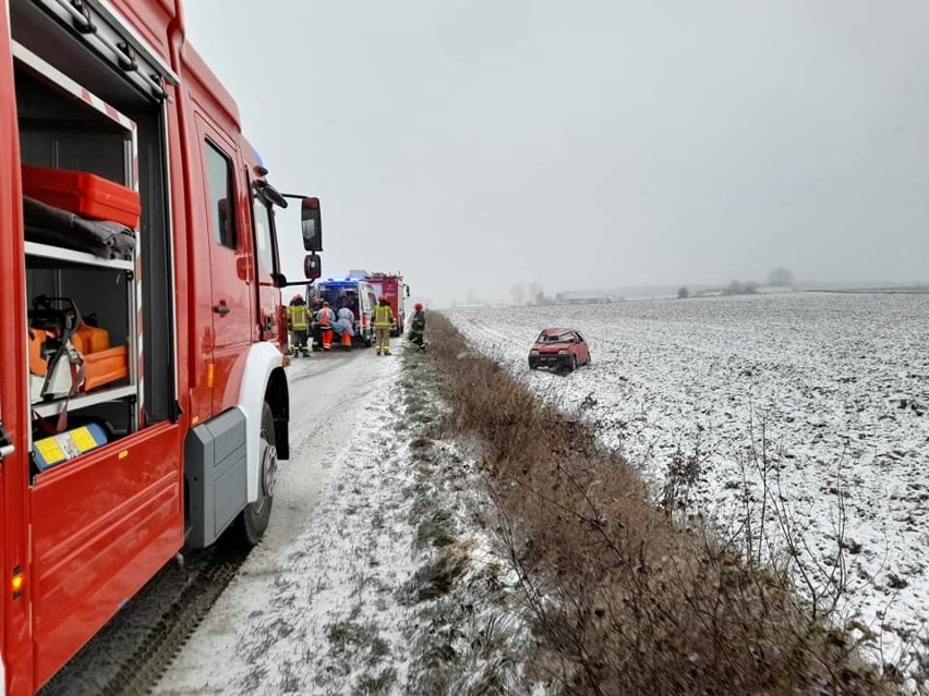 Dachowanie fiata na drodze powiatowej Poświętne - Brzozowo...