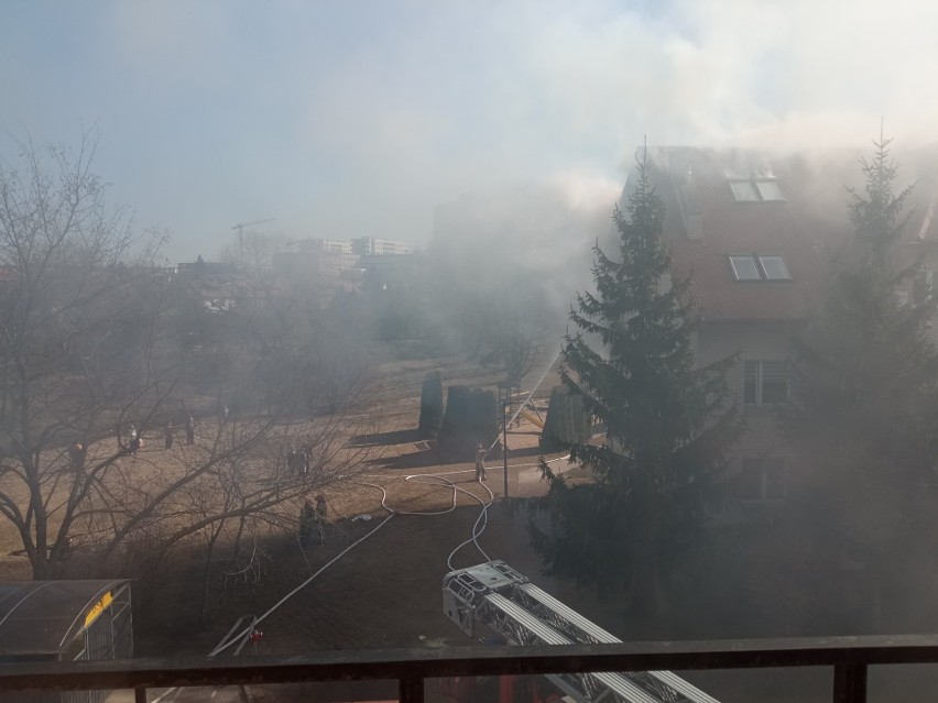 Białystok. Pożar budynku mieszkalnego na Białostoczku. Zapalił się klimatyzator [ZDJĘCIA]