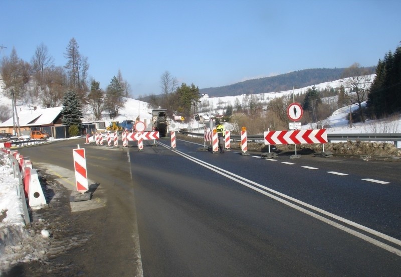 Nowa Wieś. Rozpoczyna się rozbiórka starego mostu na trasie do Krynicy-Zdroju [ZDJĘCIA]