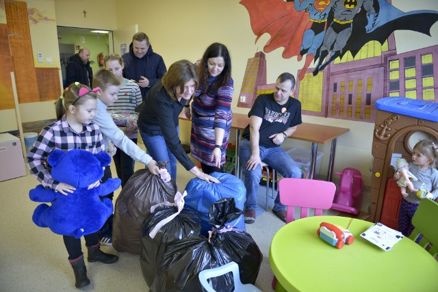 Wielkim zaangażowaniem wykazali się uczniowie Szkoły Podstawowej nr 6 w Słupsku. Dzieci przystąpiły do akcji „Misie Ratownisie”, która polega na zbieraniu maskotek dla potrzeb służb ratowniczych i medycznych.W wyniku akcji dla Wojewódzkiego Szpitala Specjalistycznego w Słupsku uczniowie zebrali cztery worki maskotek. Trafiły one wczoraj na dziecięcy SOR przy oddziale pediatrycznym i będą rozdawane dzieciom, którym udzielana była pomoc.- Dzięki otrzymaniu maskotki mali pacjenci lepiej znoszą badania i zabiegi. Na pewno zmniejszy to stres, z którym zawsze wiąże się dla dziecka pobyt w szpitalu - mówi Marcin Prosak, rzecznik prasowy słupskiego szpitala.Atrakcją był także koncert na flecie poprzecznym.