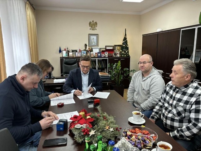 Podpisanie umowy z wykonawcą remontu świetlicy w Ostrowcach w gminie Nowy Korczyn. Wykonawcą została firma Elkamen z Rytwian.