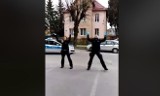 Polska policja tańczy Y.M.C.A dla dzieciaków na kwarantannie! WIDEO stało się hitem Internetu!