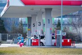 Jak wyglądają ceny na stacjach paliw? Gdzie zatankować najtaniej? Eksperci podpowiadają