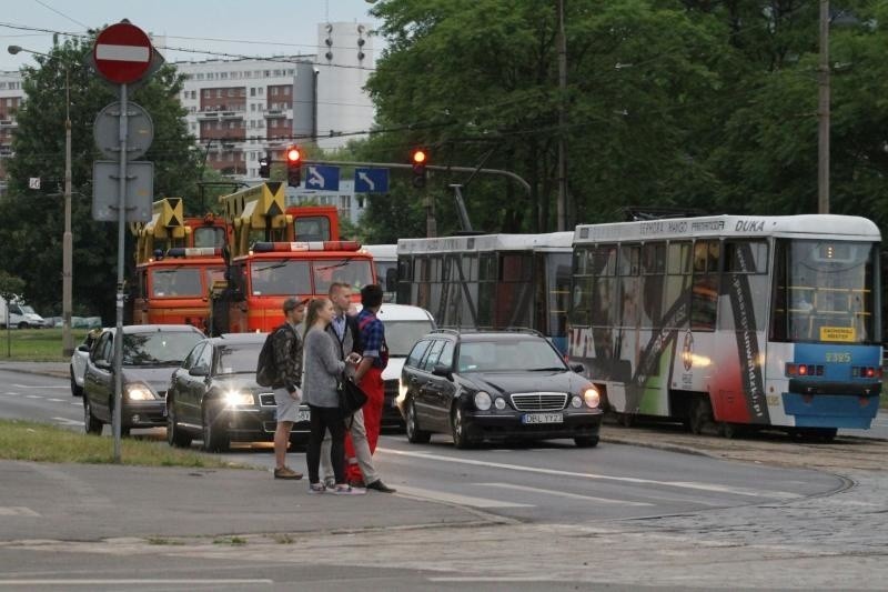 Wrocław: Jeden tramwaj wykoleił się dwa razy i sparaliżował przejazd (ZDJĘCIA)