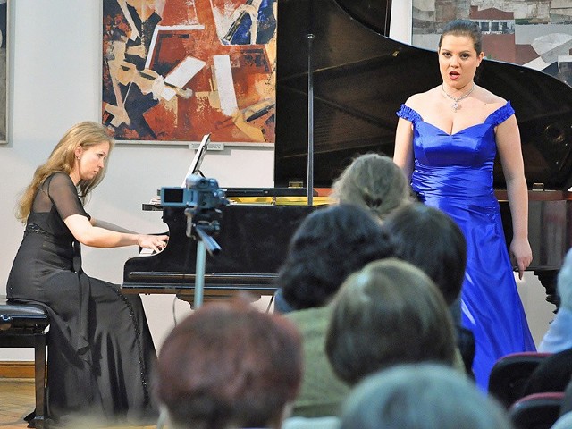 Ilona Krzywicka zaśpiewała sopranem, a na fortepianie zagrała Laura Sobolewska