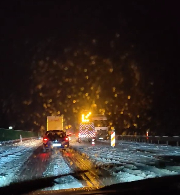 Śnieżny sobotni poranek w Szczecinie i regionie. Śnieg nie przestaje padać. Mogą wystąpić utrudnienia w komunikacji miejskiej