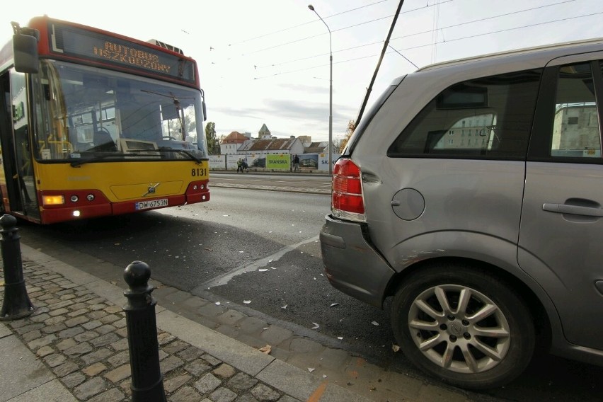 Wrocław: Wypadek na Skargi. Autobus MPK zderzył się z samochodem, ranne dwie pasażerki (ZDJĘCIA)