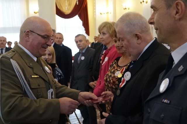 Z okazji święta płk Krzysztof Broniewicz, szef WKU odznaczył medalami osoby współpracujące z wojskiem.