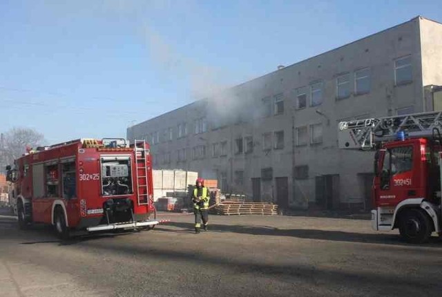 Ogień pojawił się w nieczynnych biurach nad jedną z dawnych hal produkcyjnych Ofamy przy ulicy Niemodlińskiej.